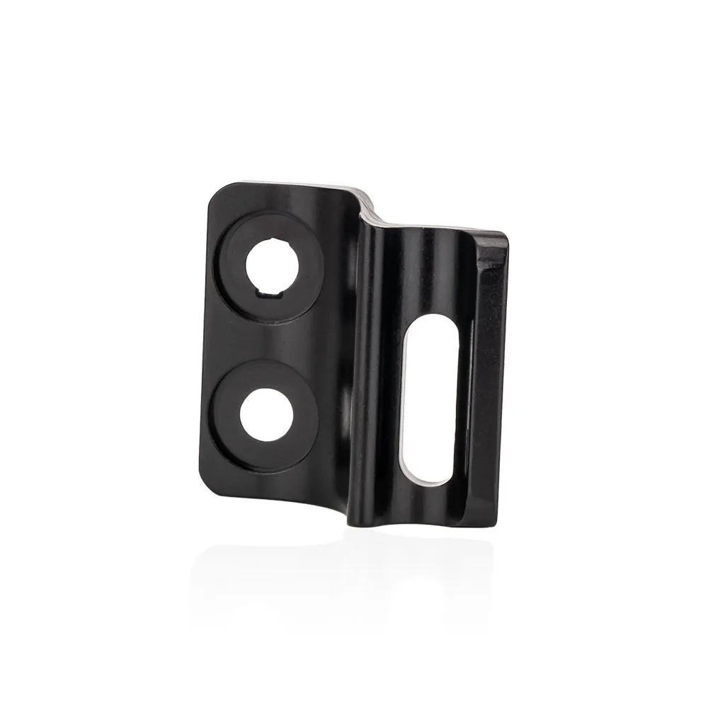 Un soporte de metal negro con dos agujeros circulares y un corte rectangular adecuado para fines de montaje o conexión