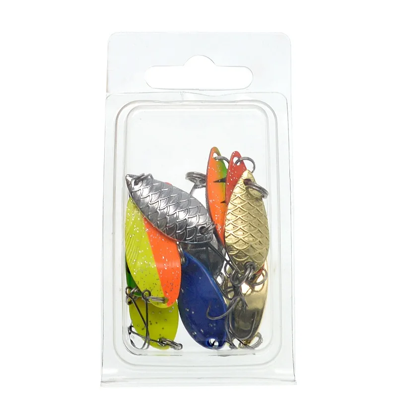 Señuelos de pesca coloridos en un paquete de plástico transparente