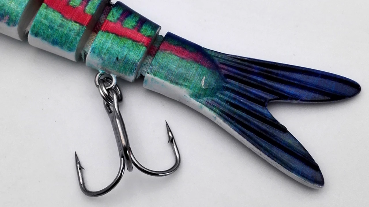 Señuelo de pesca colorido con ganchos de agudos