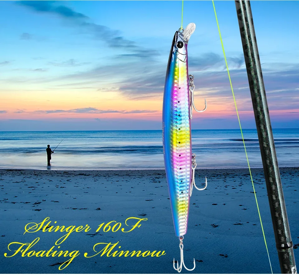 Un hombre está de pie en una playa con una caña de pescar y un colorido señuelo de pesca