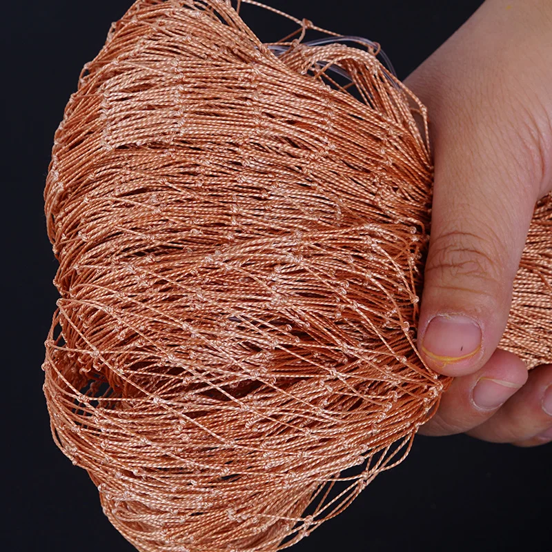 un paquete de hilos intrincadamente tejidos de color cobre