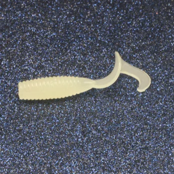 Un gancho de pesca de plástico blanco diseñado para captar peces