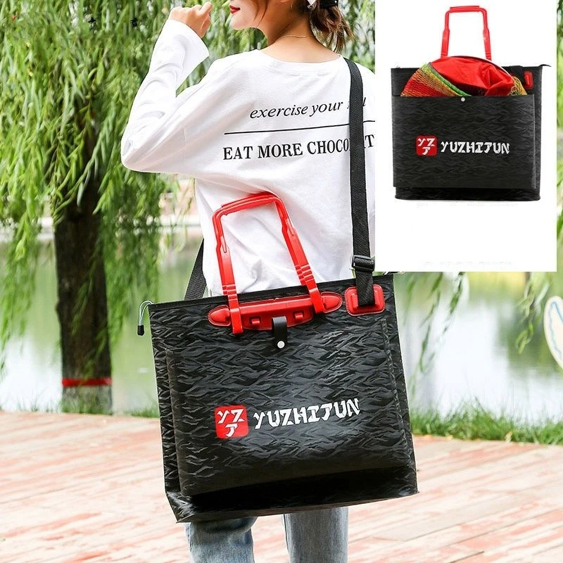 Una mujer con una camisa blanca con una bolsa roja en el hombro