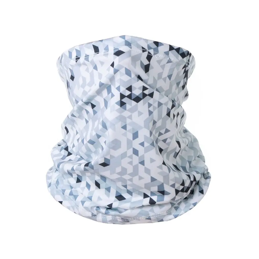 Esta elegante polaina del cuello presenta un patrón geométrico en tonos de azul y blanco.