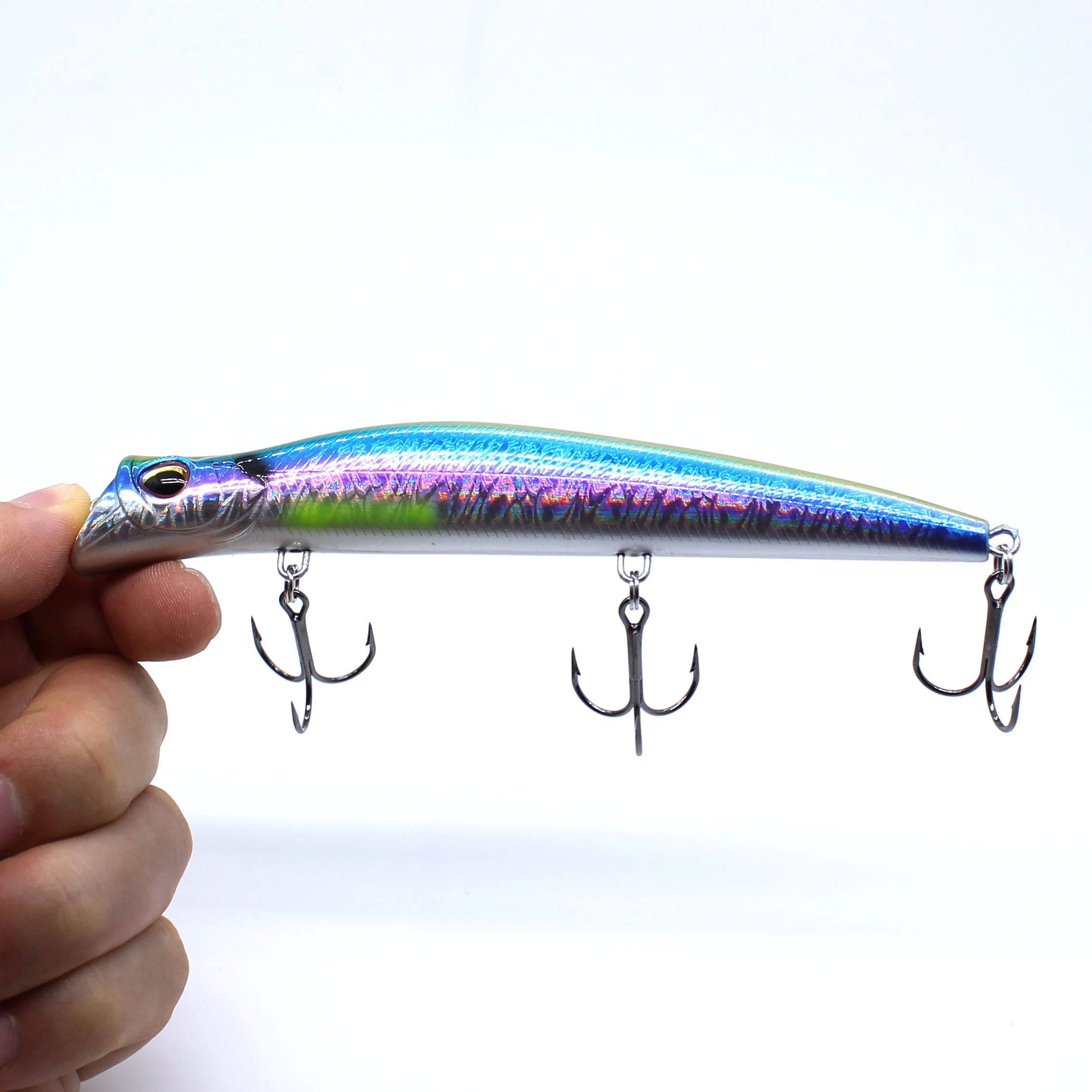 un colorido señuelo de pesca de múltiples gancos diseñado para una captura efectiva