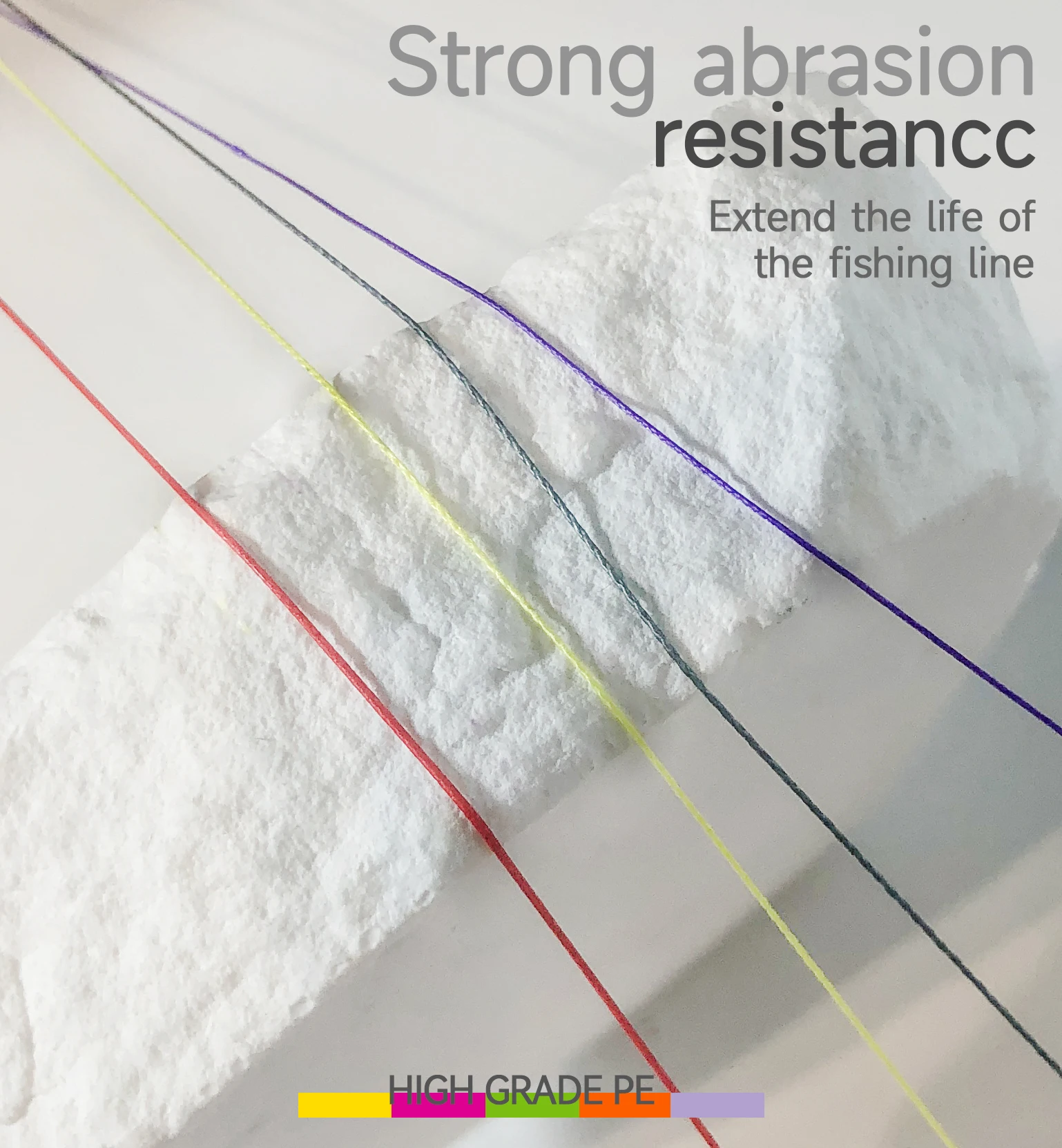 Un objeto blanco con cuerdas rojas y amarillas