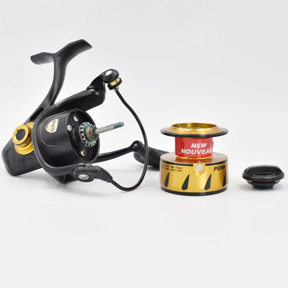 Un carrete de pesca con un carrete rojo y de oro diseñado para experiencias de pesca eficientes y confiables