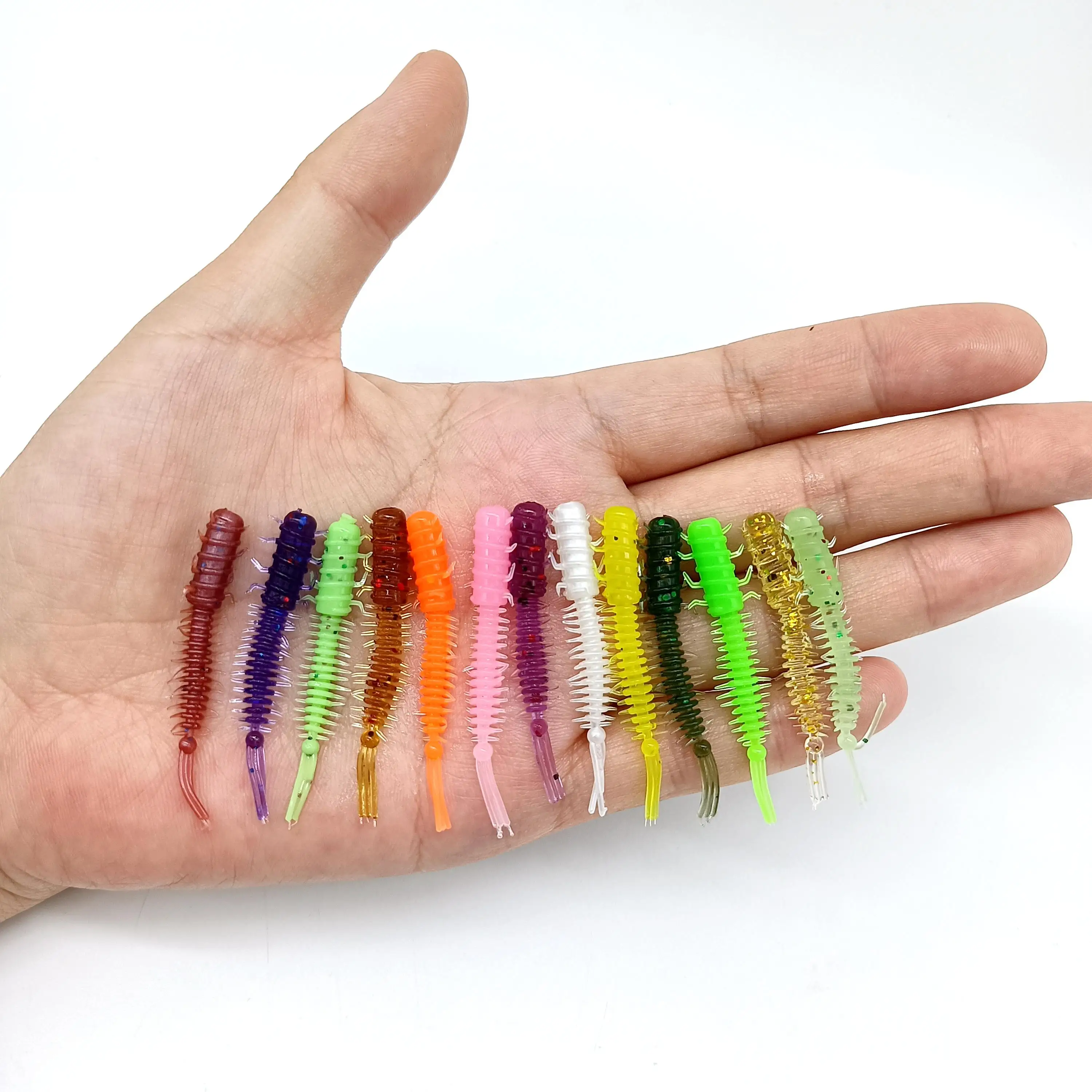 Cebo de plástico colorido para pesca disponible en varios tonos