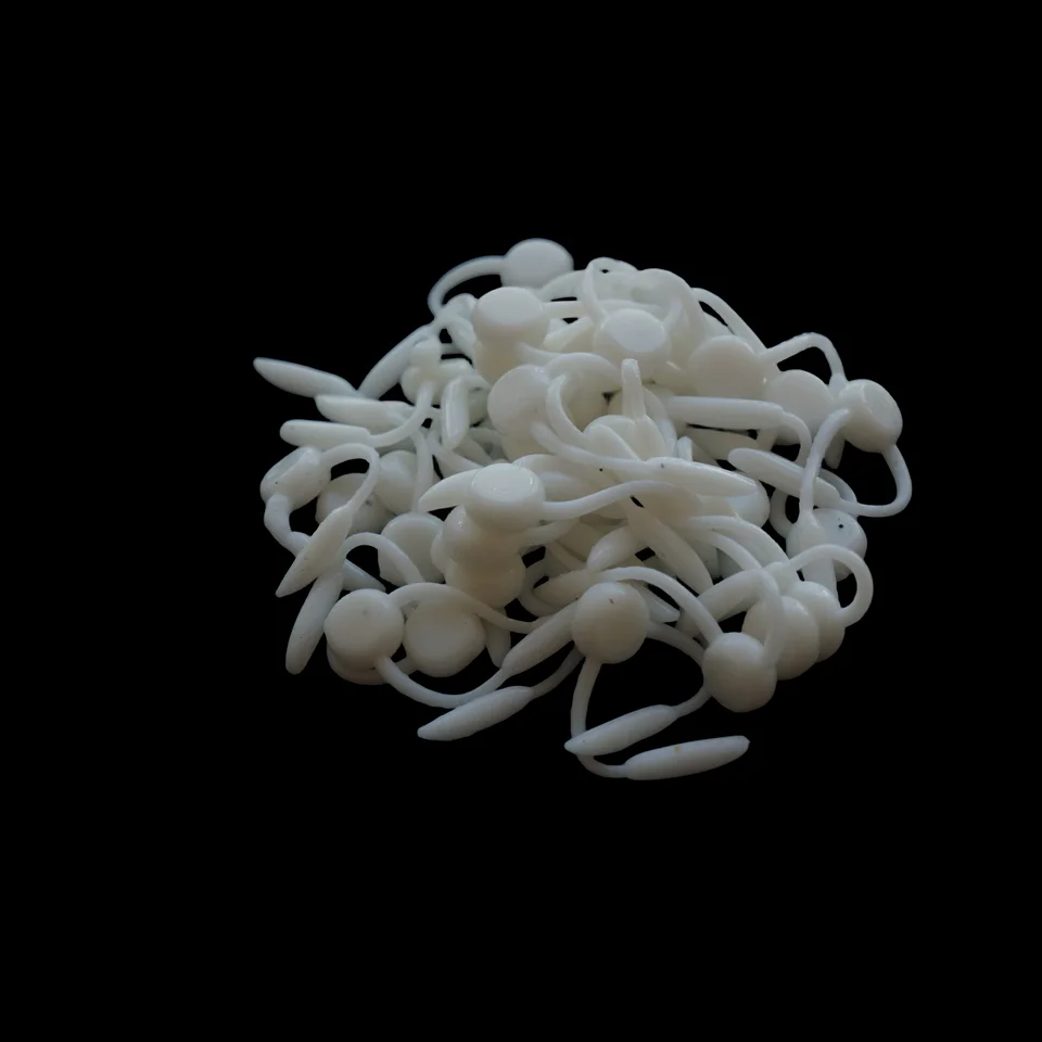 ganchos y bolas de plástico blanco