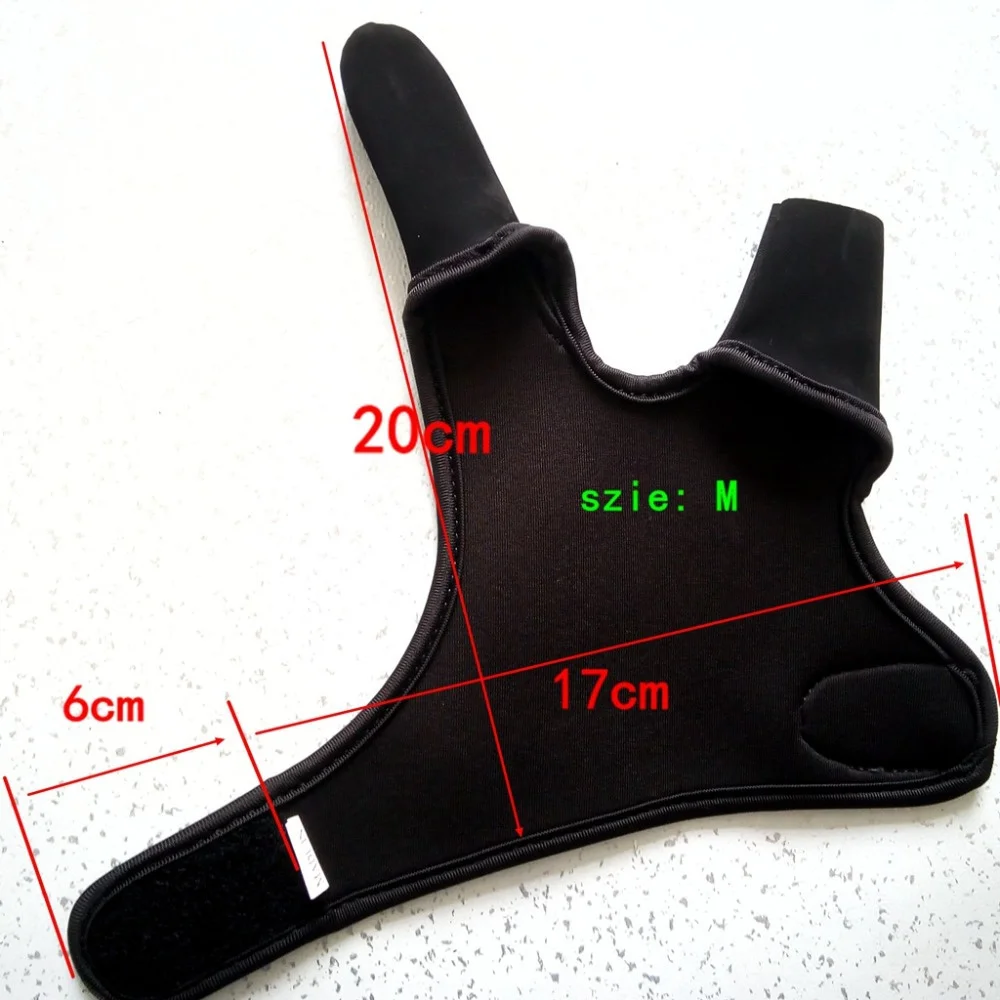 Un objeto acolchado de color negro que parece ser una funda protectora o una cubierta para un dispositivo. Tiene una forma curva con un asa en la parte superior, lo que sugiere que podría estar diseñado para sostener una herramienta o un equipo.