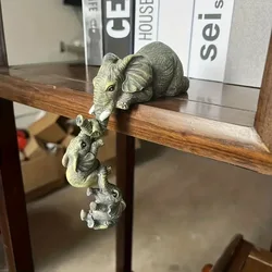 Figuras de elefante en resina – Madre y cría colgando del borde