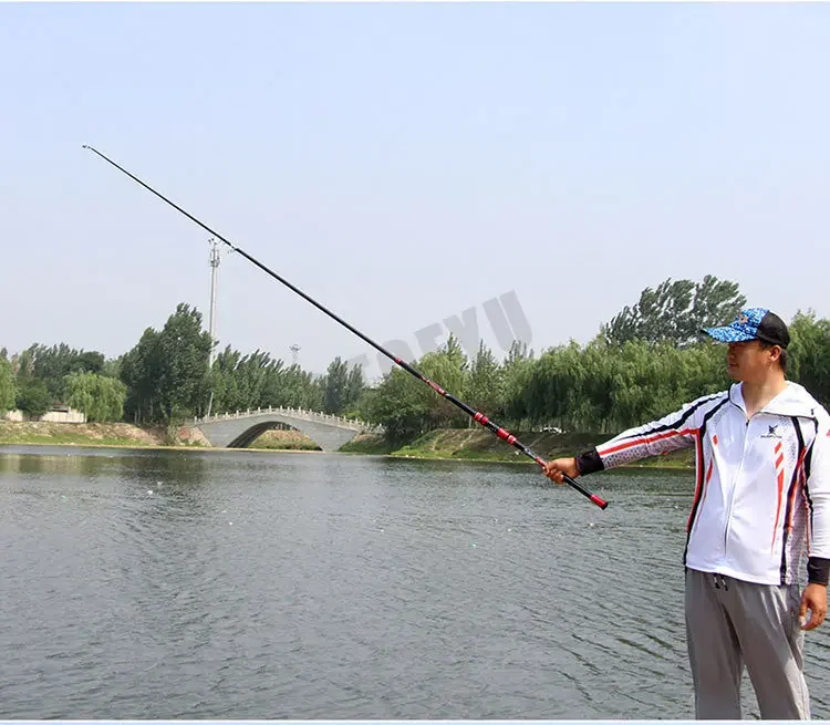 Un hombre que sostiene una caña de pescar sobre un cuerpo de agua