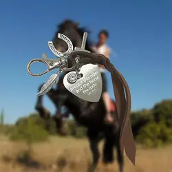 1 Uds. SHE HE, adornos de corazón para silla de montar, llavero de sillín versátil de aleación de cuero, Vintage, protege este jinete y el colgante de bolso de caballo