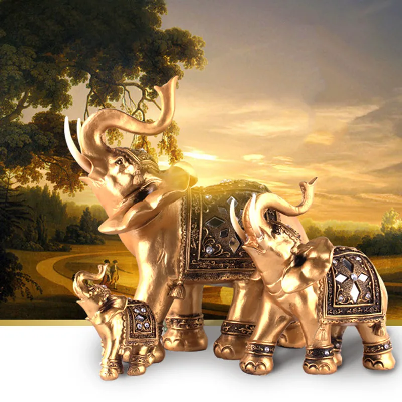 Detalle del elefante dorado en posición de prosperity
