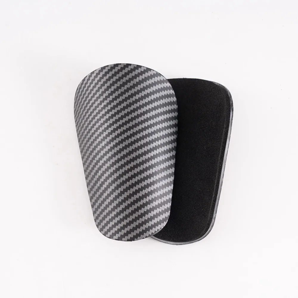 Espinilleras imitación fibra carbono para fútbol – Protectores rodilla - imagen 2