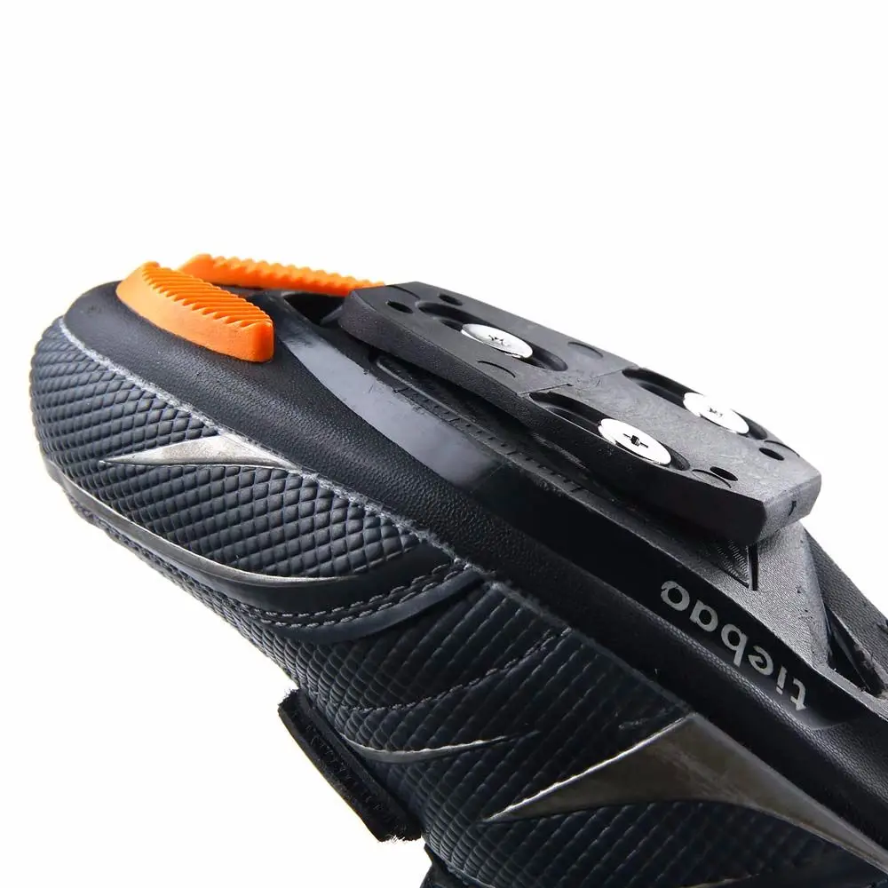 Un zapato negro y naranja con una correa