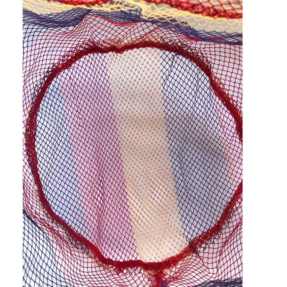 Una red de malla con un agujero en el centro