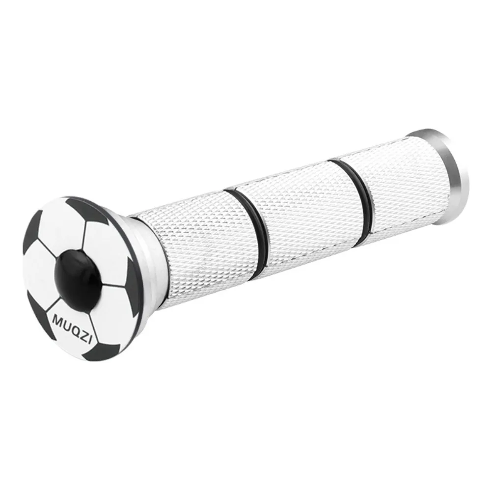 Una unidad flash en forma de bola de fútbol blanco y negro