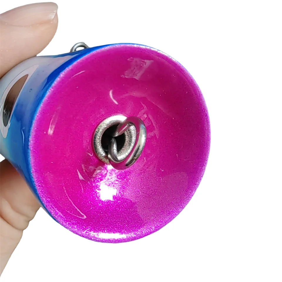 Un objeto llamativo vibrante con una pieza central metálica