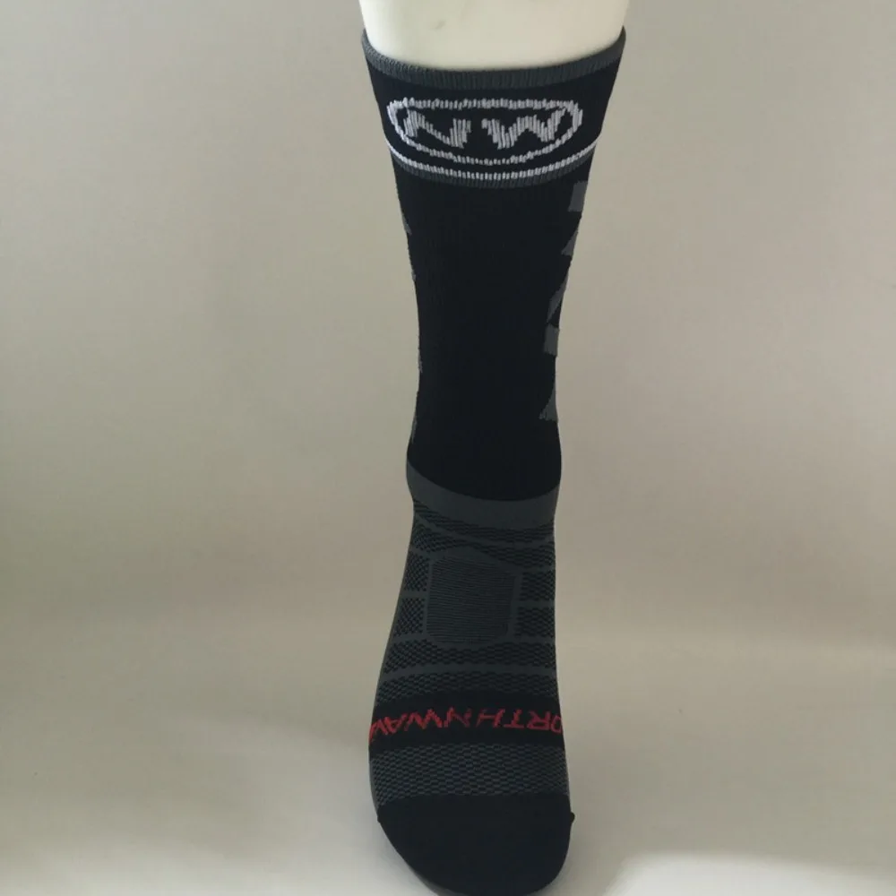 Un par de calcetines negros y grises con una pierna protésica blanca