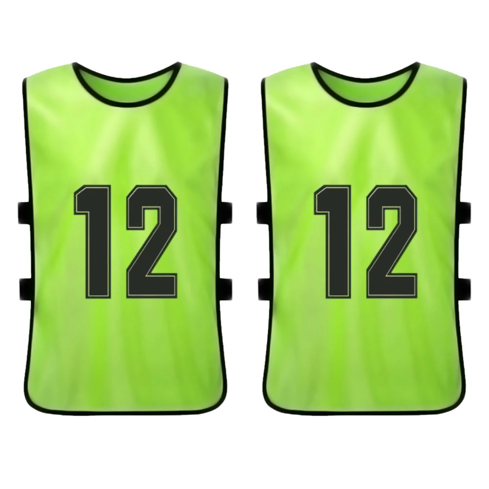 Pinnies de color verde brillante con números negros audaces para la identificación del equipo