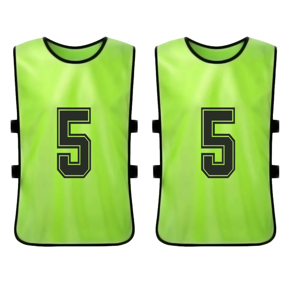 Pinnies de color verde brillante con el número 5 para la identificación del equipo
