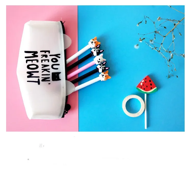 Lindo set de papelería con adorables bolígrafos con temática de gatos y una lollón de sandía juguetona