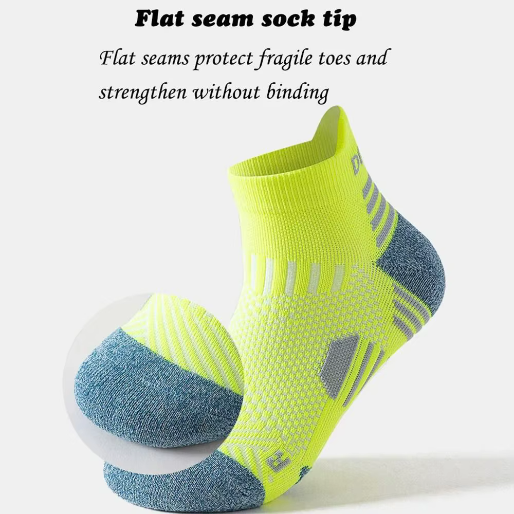 Un par de calcetines amarillos y azules con una costura plana