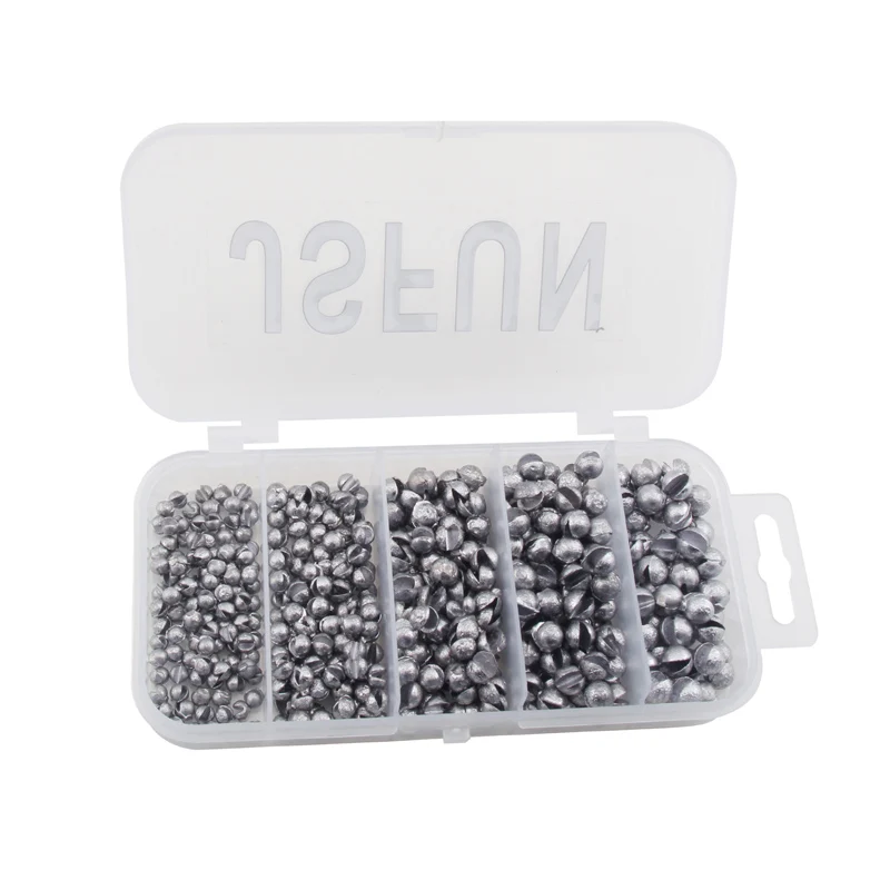 Un recipiente de plástico transparente lleno de varios componentes metálicos ideales para organizar y almacenar piezas metálicas pequeñas