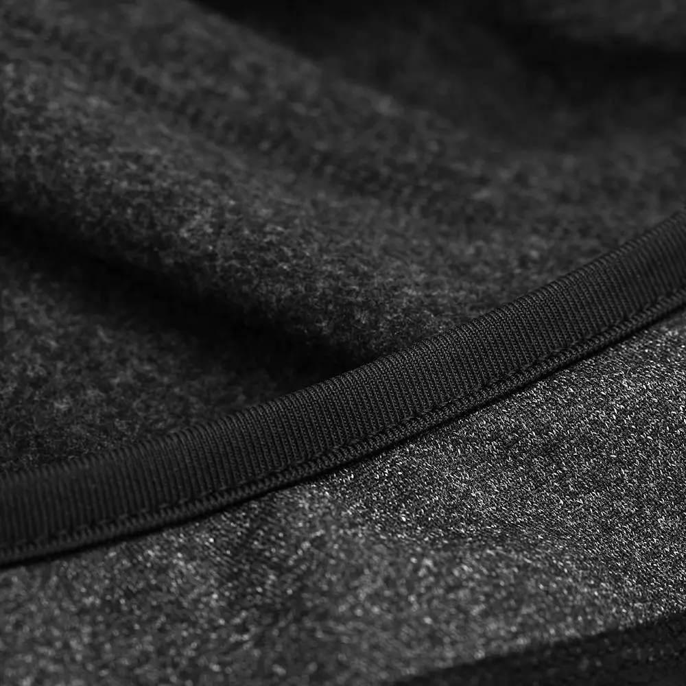 Un primer plano de un suéter gris oscuro