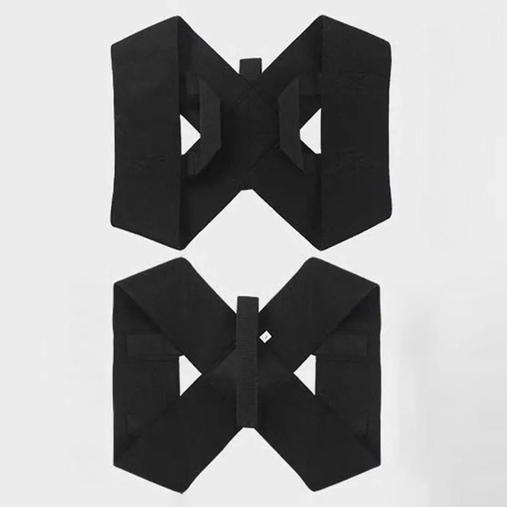 Un accesorio de tela negro versátil diseñado para uso funcional y elegante