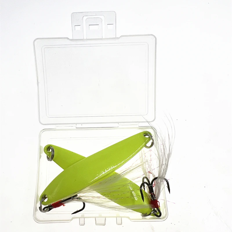 Cuchara giratoria luminosa con anzuelo triple para pesca de lubina