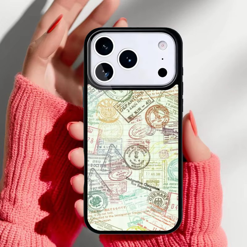 Vista frontal de la funda retro con diseño de sellos de pasaporte