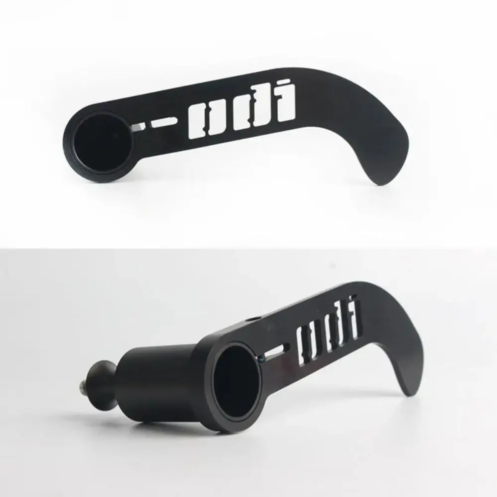 Esta elegante herramienta negra presenta un diseño curvo con múltiples recortes, que ofrece funcionalidad y estilo