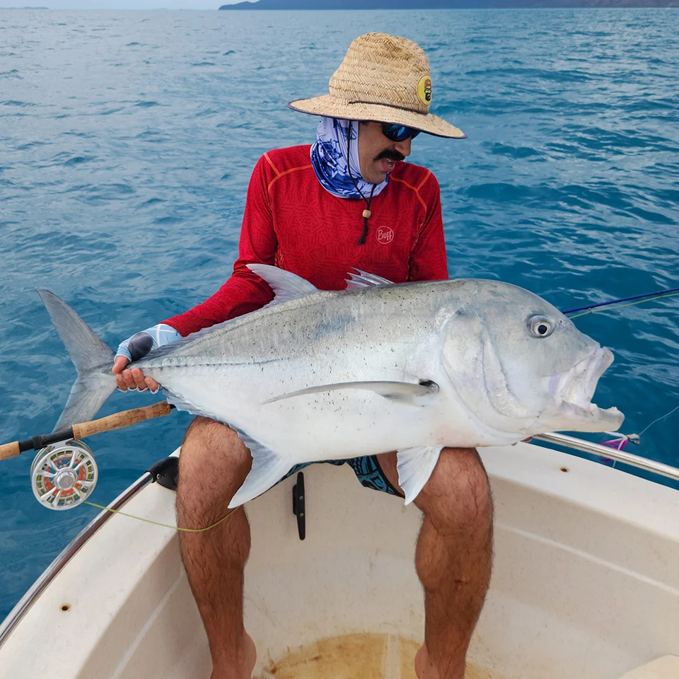 Detalle de caña y acabado para pesca en condiciones marinas