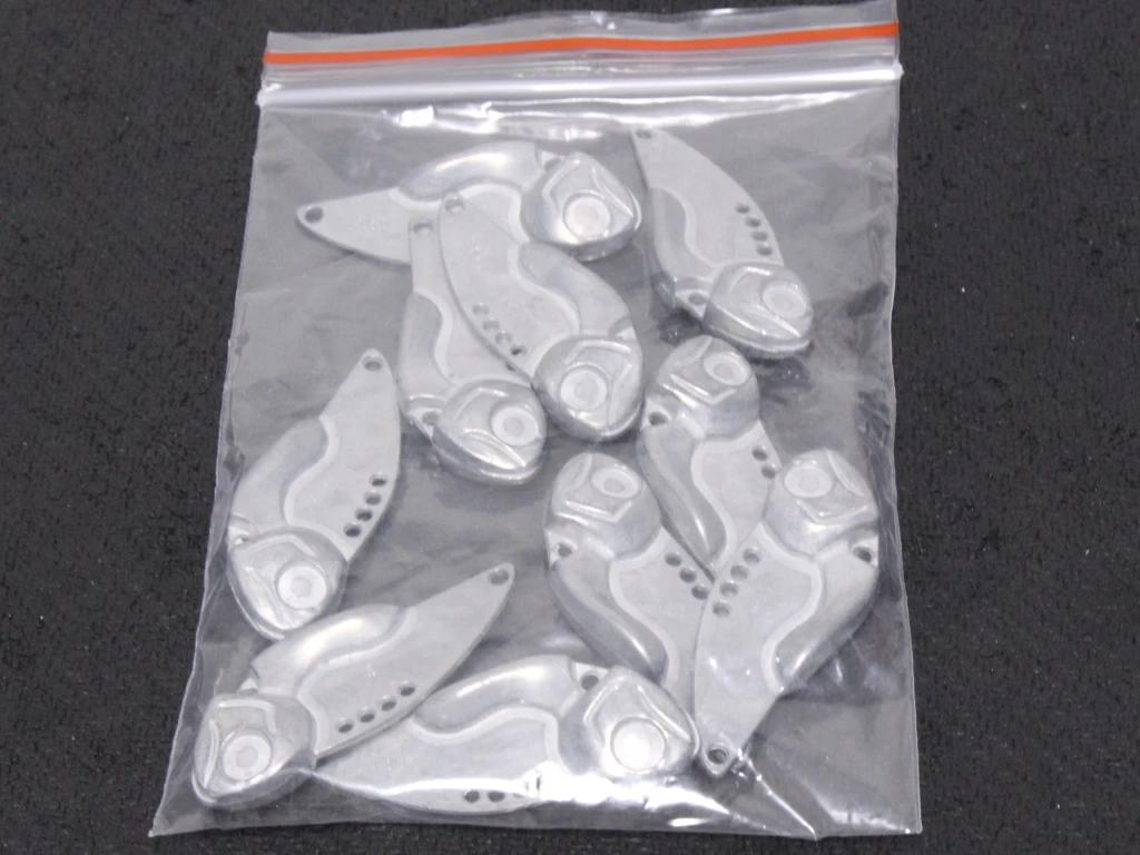 Señuelo VIB metálico en blanco con detalle del ojo adhesivo incluido
