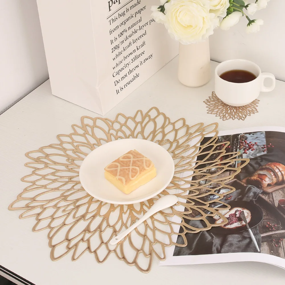 Decoración de mesa festiva con manteles dorados