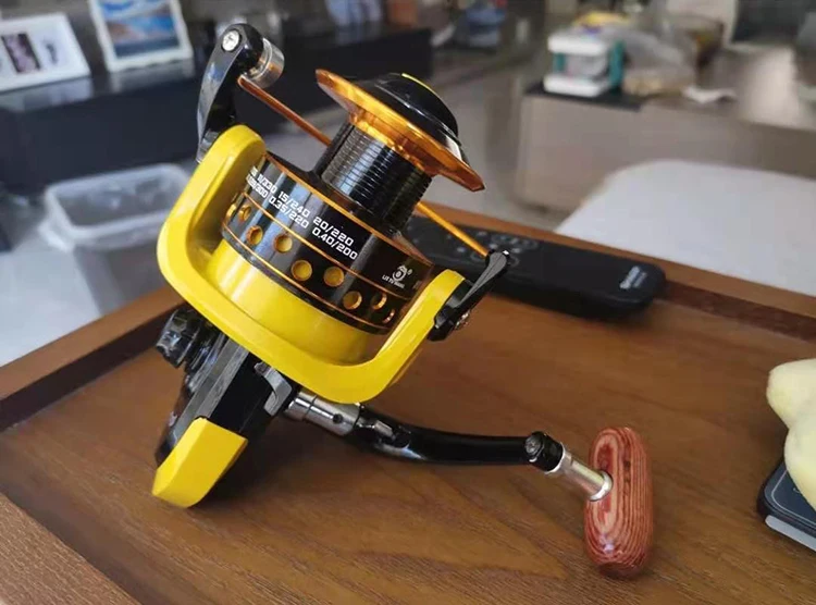 Carrete de pesca en entorno de pesca