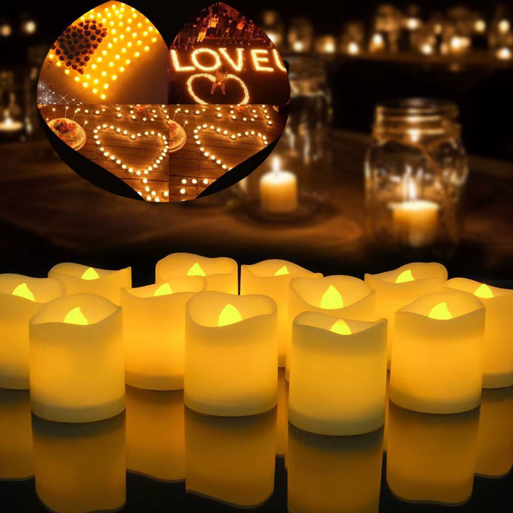 Conjunto de velas LED decorando una mesa con elementos florales
