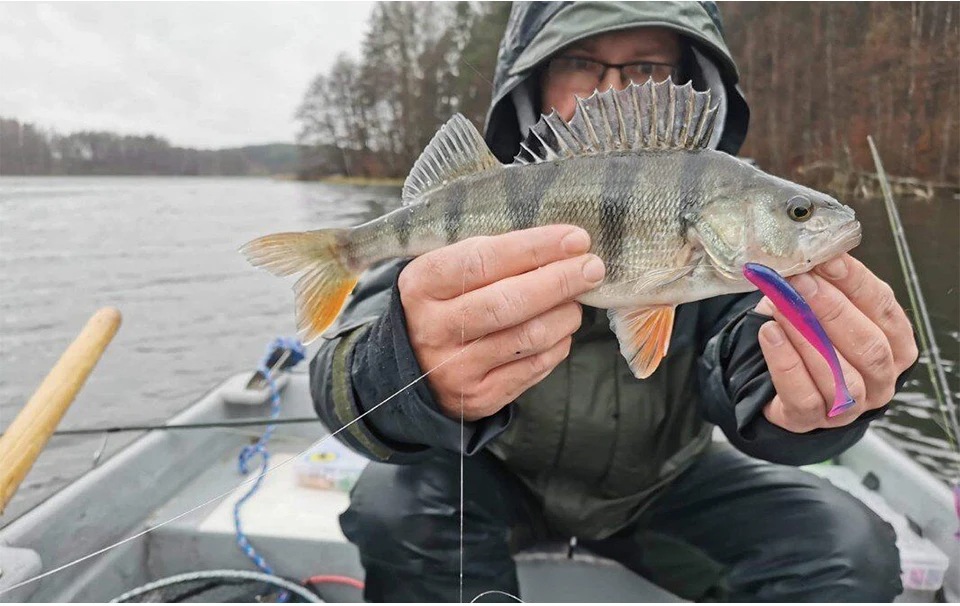 Vista frontal del señuelo en posición de pesca