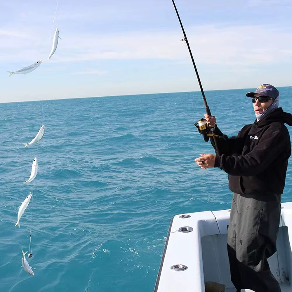 Señuelo rojo en manos de pescador