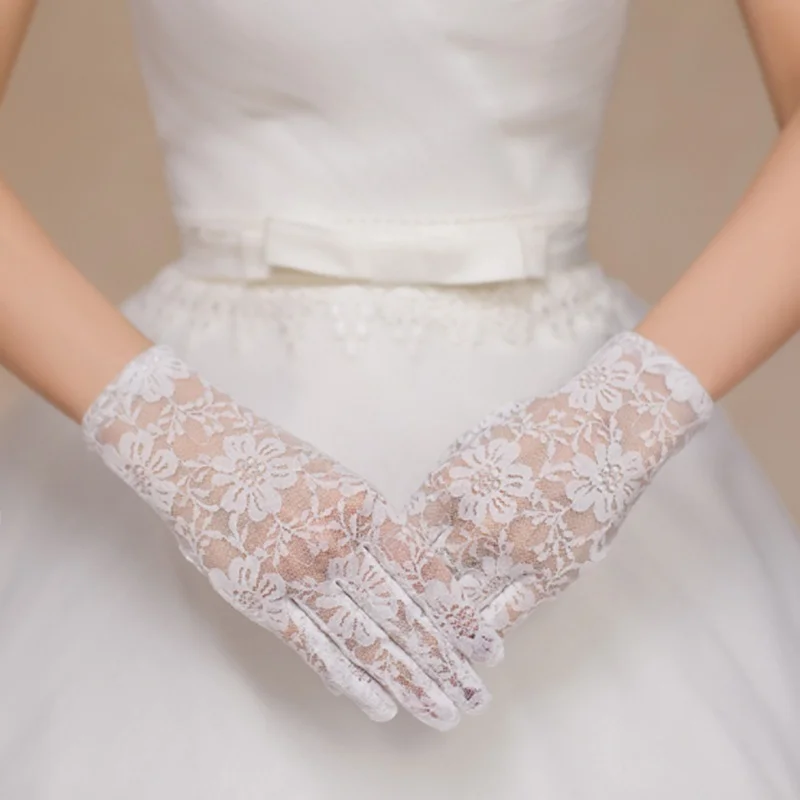Guantes en uso durante una ceremonia