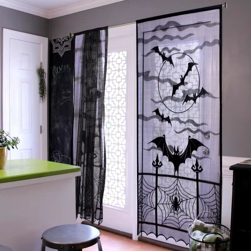 Cortina de encaje negro con arañas y murciélagos en una entrada decorada