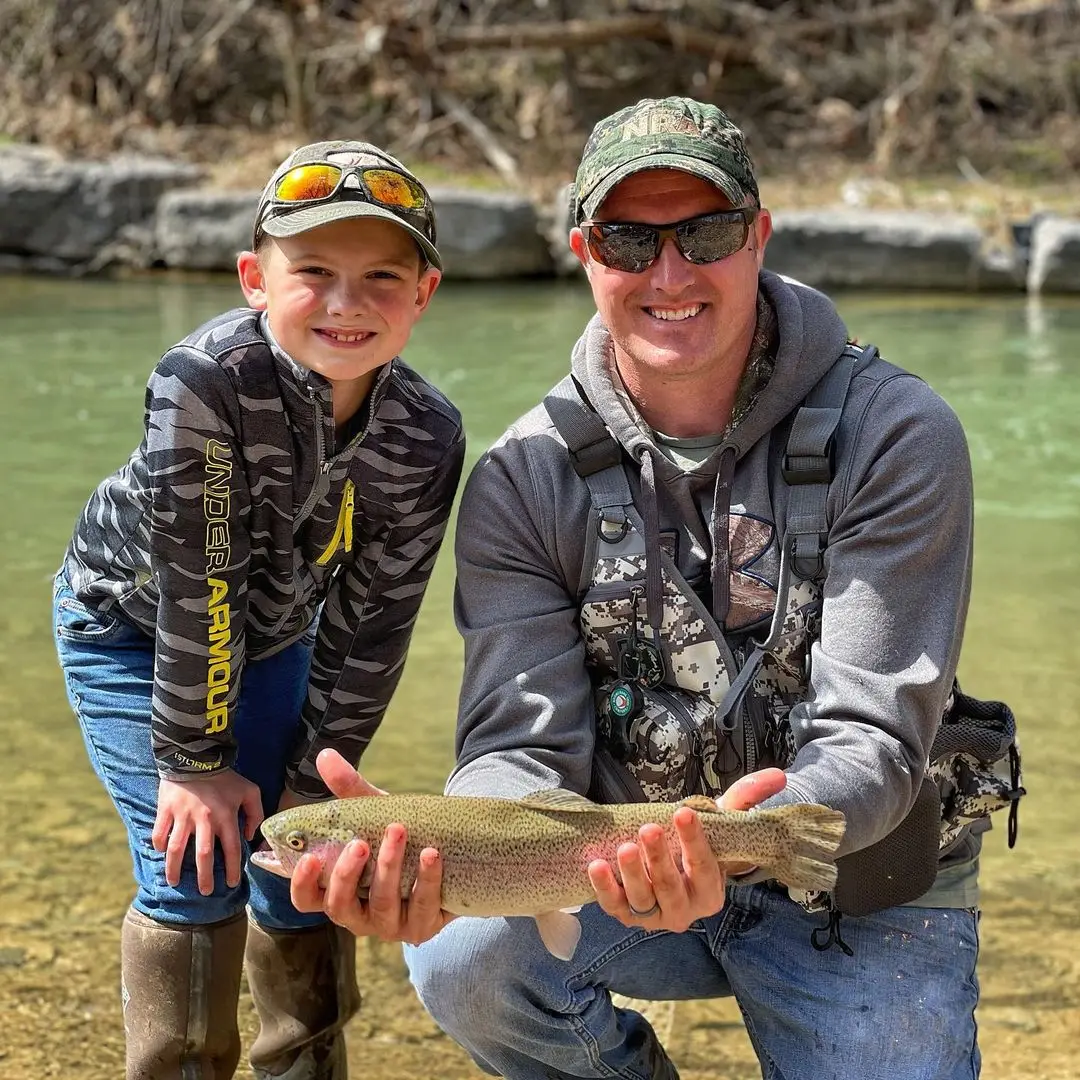 Chaleco de pesca Bassdash vista frontal con bolsillos
