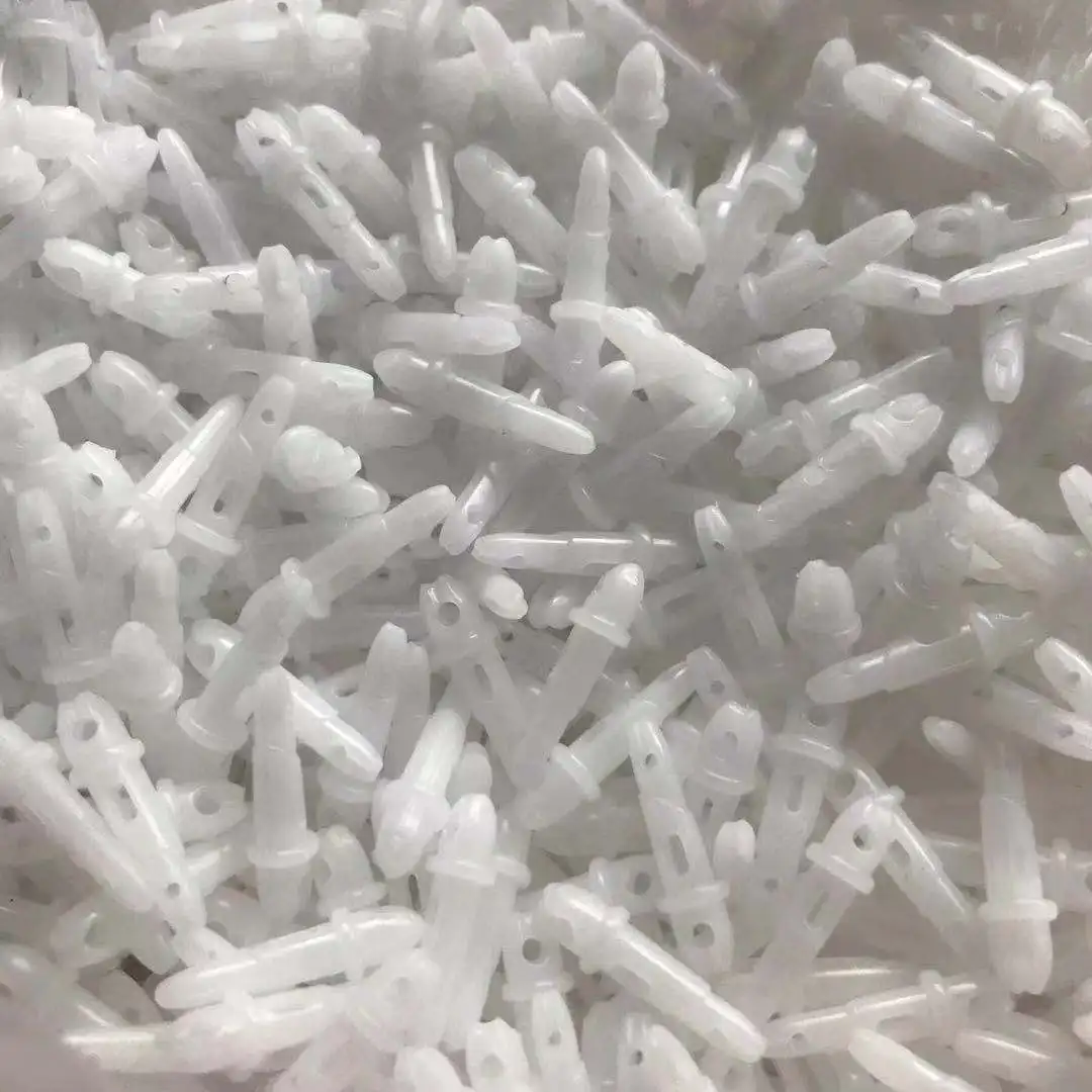 Vista detallada de las piezas de fijación y faldas de silicona para pesca