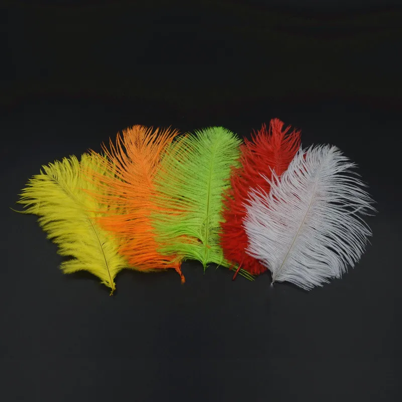 Aplicación de pluma de avestruz en cuerpos de moscas artificiales