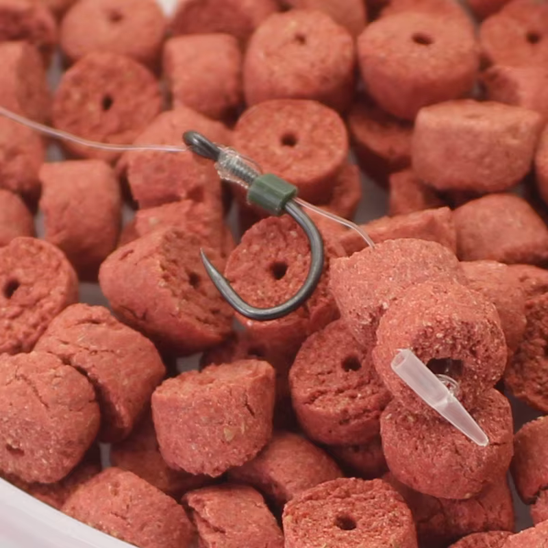 Método alimentador para carpa: banda de cebo, parada nailon y pellets