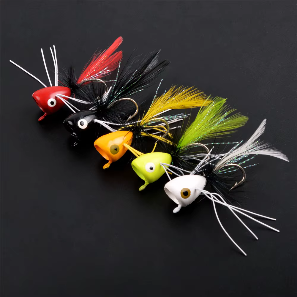 Popper Jig head blanco y rojo sobre tabla de pesca