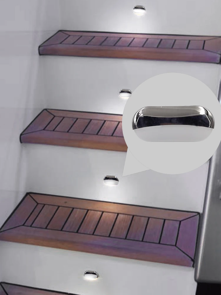 Instalación de lámpara LED en escalera de barco
