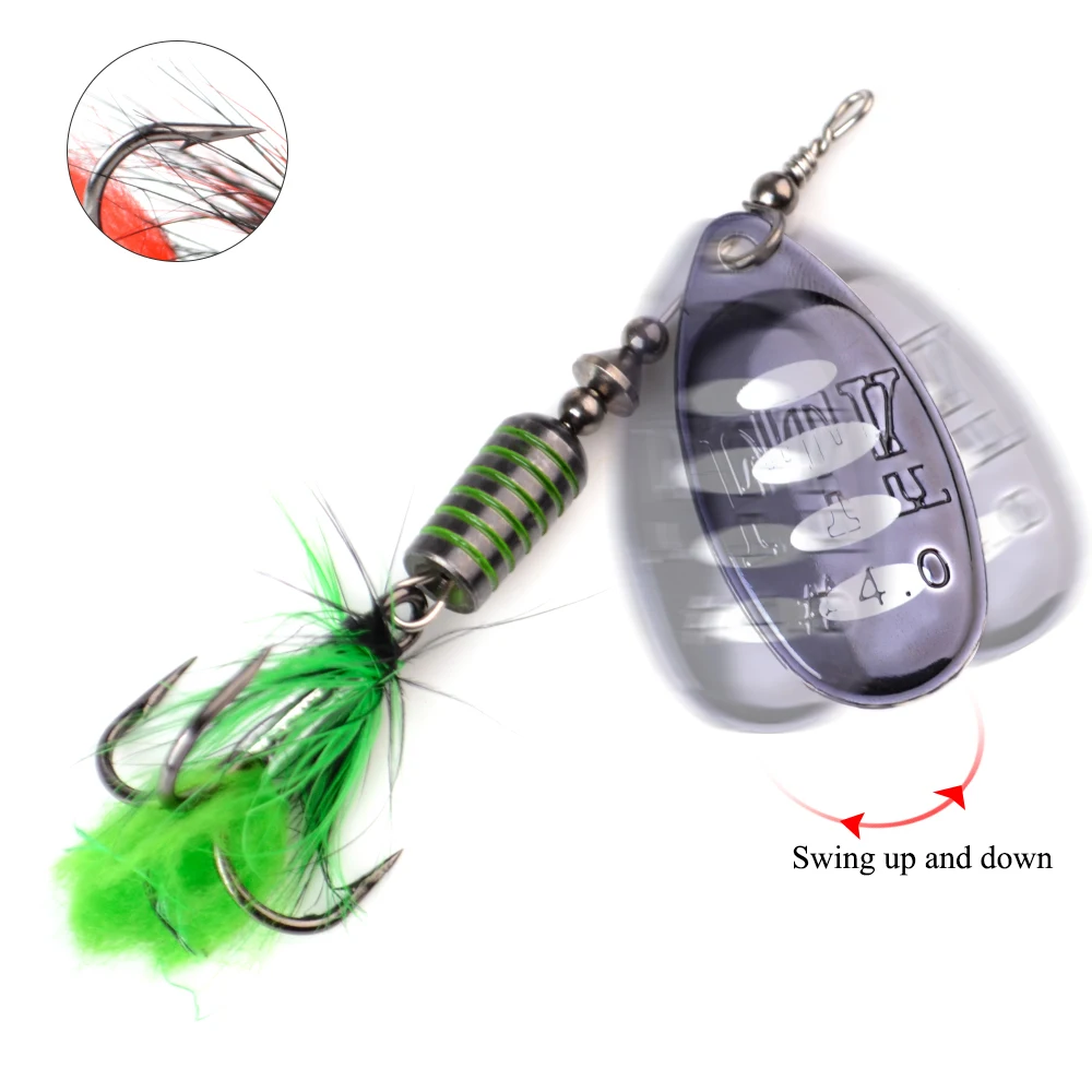 Señuelo NGB Spinnerbait metálico con detalle de anzuelo triple y plumas